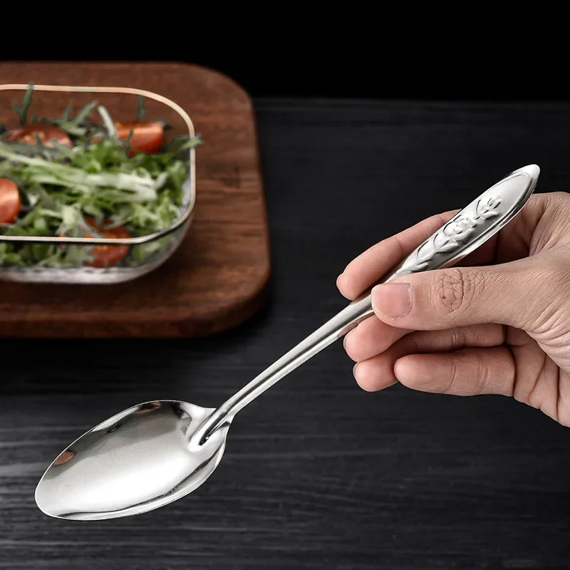 Cuchara de acero inoxidable de 17 cm con mango largo para helados, postres, sopas y cocina. Un utensilio práctico para el hogar