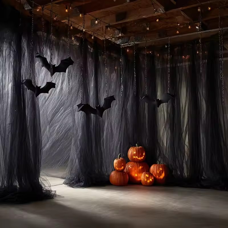 Decora puertas, paredes y mesas con tela de tul negro transparente para Halloween, fiestas y ambientes misteriosos. Disponible e