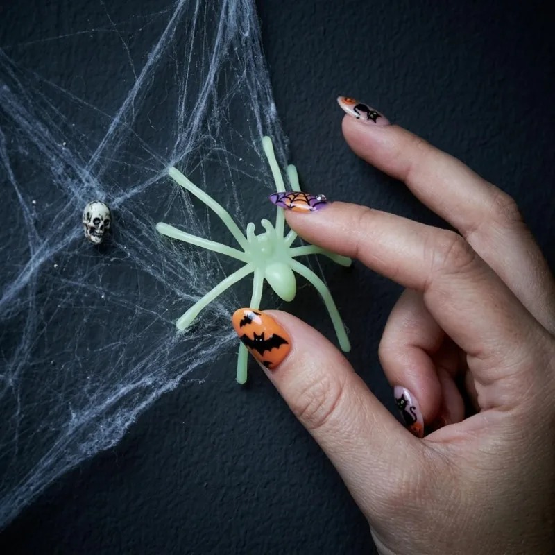 Decora Halloween con arañas luminosas que brillan en la oscuridad, ideales para fiestas, casas encantadas y manualidades. Dispon